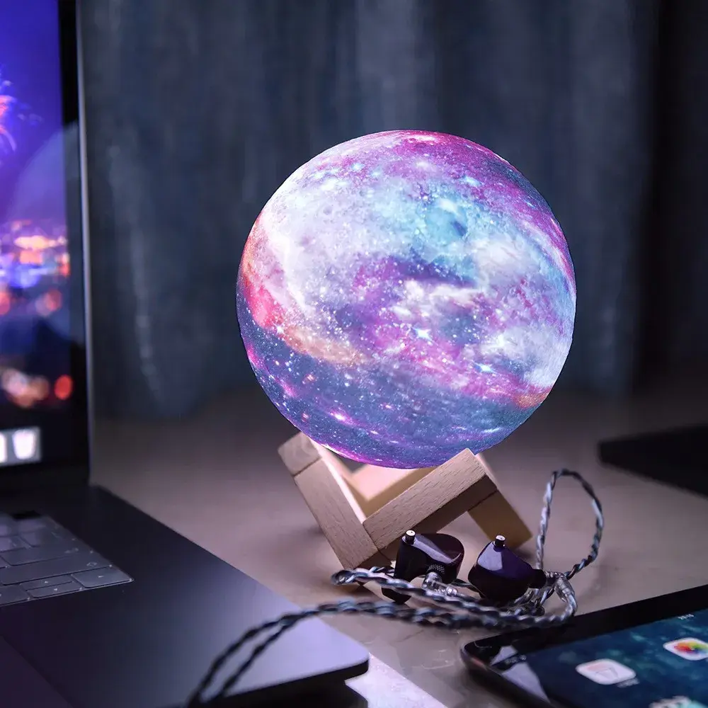 Lampa de veghe in forma de luna cu stele 3D Moon Light 7 culori, alimentare baterii, stand din lemn inclus, 15 cm (3)