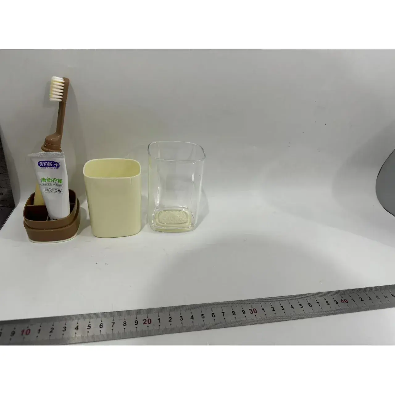 Suport Multifunctional pentru Voiaj, cu Functii de Depozitare si Suport Articole Igiena Dentara, 13 x 6.8 x 6 cm, 300 ml, Maro (2)