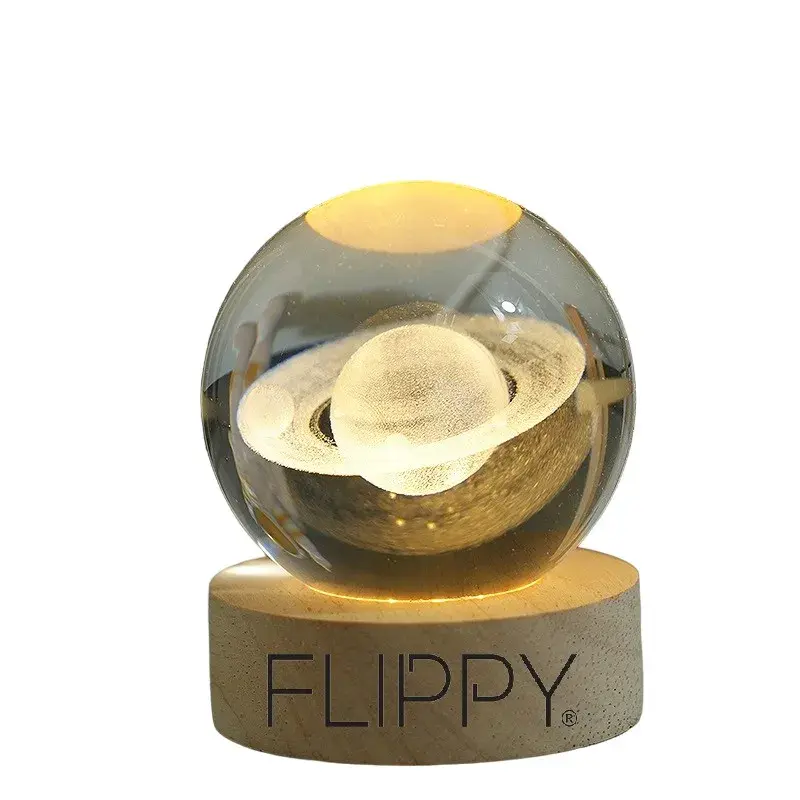 Lampa LED Decorativa, cu Bila de Cristal cu Diametru 6cm, Model Saturn 3D, Alimentare USB, Suport din Lemn, Lumina Alb Cald