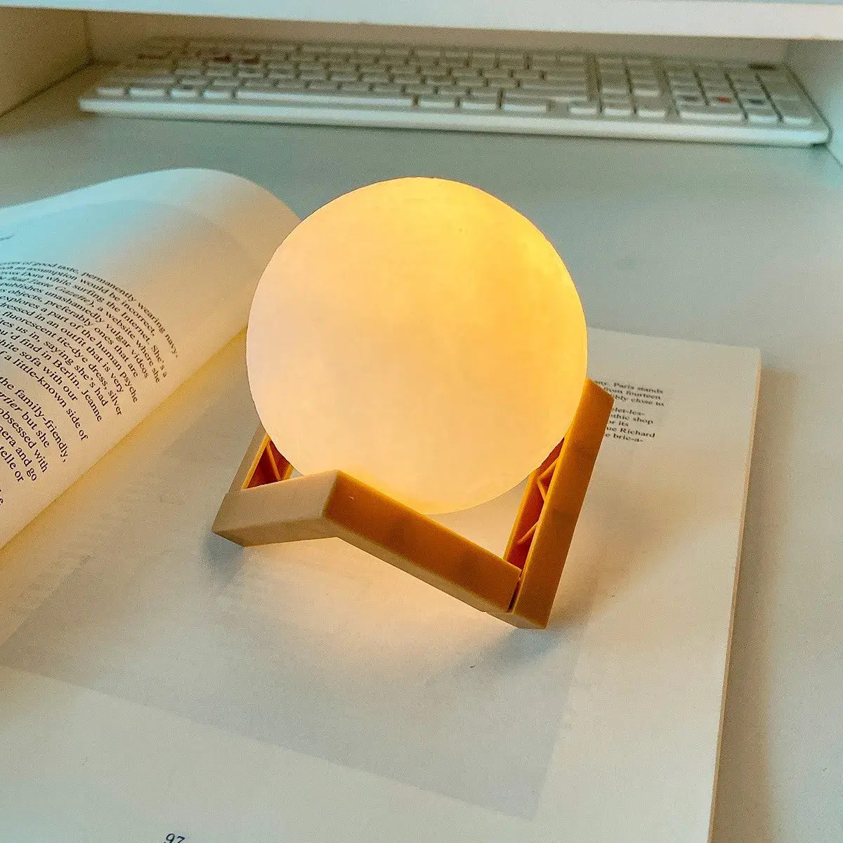 Lampa de veghe luna 3D Moon Light, lumina LED alb cald, alimentare baterii, fara acumulator, stand din plastic inclus, 12 cm (6)