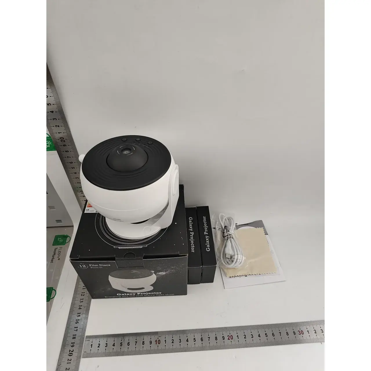 Lampa Tip Proiector Galaxie, pentru Dormitor, Tematica Cer Instelat, Model Glob, HD, Rotire 360 de Grade, 13 Imagini, Incarcare USB, 5 W, 11.2x10.8x10.9 cm, Alb Negru (8)