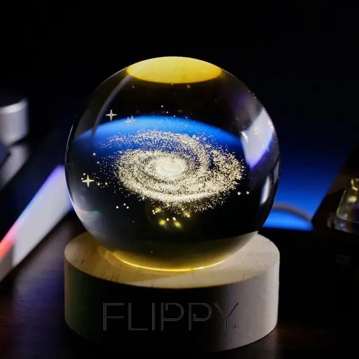 Lampa LED Decorativa, cu Bila de Cristal cu Diametru 6cm, Model Galaxie 3D, Alimentare USB, Suport din Lemn, Lumina Alb Cald (2)