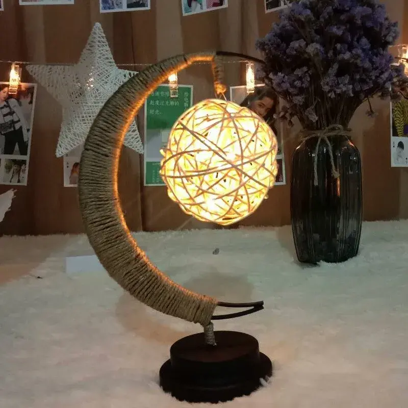 Lampa veghe, semi-luna cu glob din rattan, led, 28x15 cm, alb cald (2)