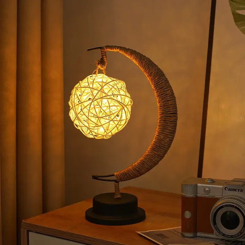 Lampa veghe, semi-luna cu glob din rattan, led, 28x15 cm, alb cald (3)