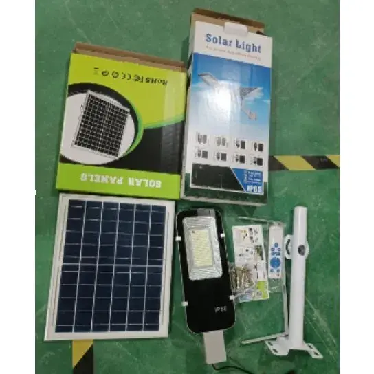 Proiector LED pentru stalp, casa, perete cu suport metalic inclus, 38,5 cm x 14,2 cm, Rezistent la Apa IP65, cu Panou Solar, 240 COB LED, 50 W, Senzor de lumina, Timer, cu Telecomanda, intensitate reglabila, kit montaj inclus, Lumina Rece (6)