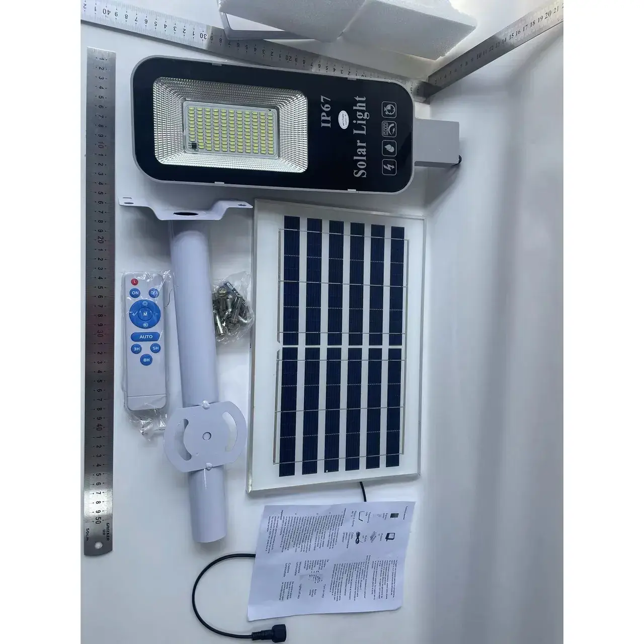 Proiector LED pentru stalp, casa, perete cu suport metalic inclus, 38,5 cm x 14,2 cm, Rezistent la Apa IP65, cu Panou Solar, 240 COB LED, 50 W, Senzor de lumina, Timer, cu Telecomanda, intensitate reglabila, kit montaj inclus, Lumina Rece (7)