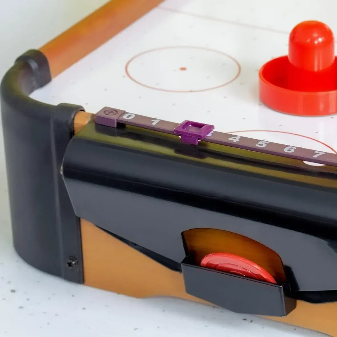 Masa Air Hockey Graffiti cu Picioare Scurte, Lemn, 2 Pucuri, Tabela Scor, 2 Impingatoare, 76x38x21.5 cm, Maro (3)