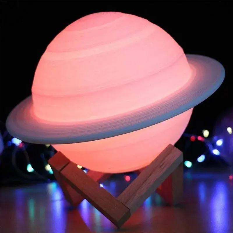 Lampa de veghe cu telecomanda in forma de Saturn 3D Saturn Light 16 culori, alimentare baterii, stand lemn inclus, 15 cm (6)
