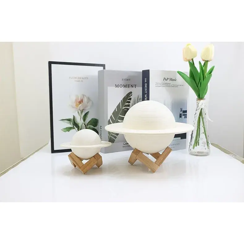 Lampa de veghe cu telecomanda in forma de Saturn 3D Saturn Light 16 culori, alimentare baterii, stand lemn inclus, 15 cm (8)