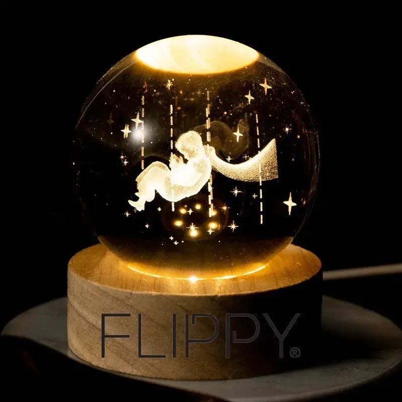 Lampa LED Decorativa, cu Bila de Cristal cu Diametru 6cm, Model Micul Print 3D, Alimentare USB, Suport din Lemn, Lumina Alb Cald (2)