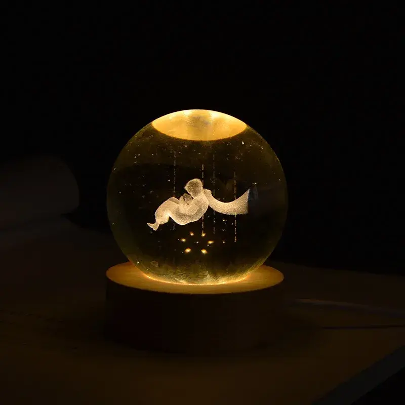 Lampa LED Decorativa, cu Bila de Cristal cu Diametru 6cm, Model Micul Print 3D, Alimentare USB, Suport din Lemn, Lumina Alb Cald (5)