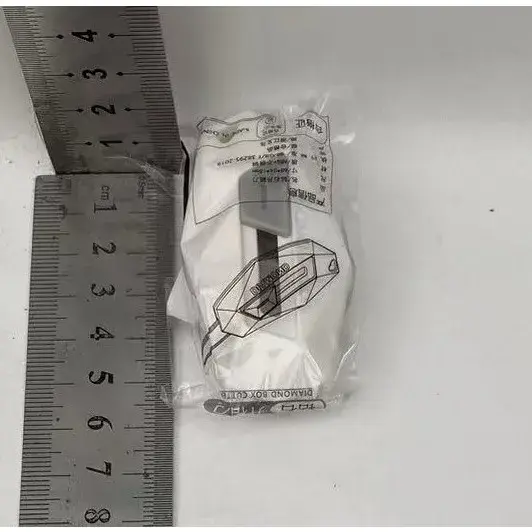 Cutter pentru Cutii, Varf Rotunjit si Zimtat, Tip Breloc, 6.5x3.5 cm, Alb (2)