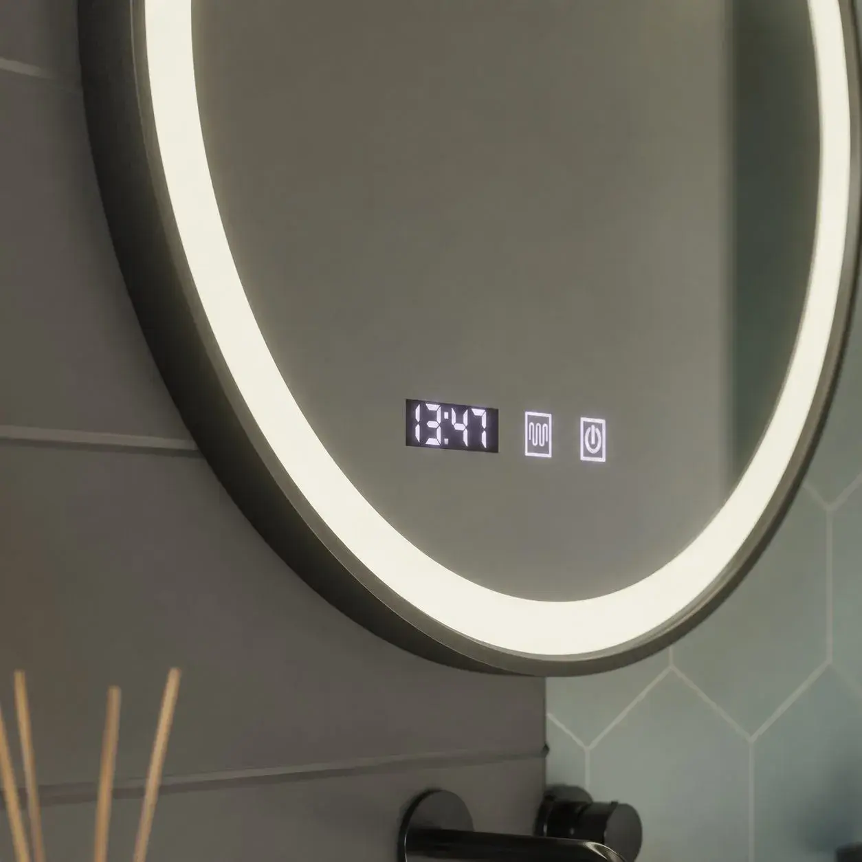 Oglinda LED NOVARA, Touch, Sistem Dezaburire, Ceas si Temperatura, Diametru 80 cm, Rama Negru Brushed (6)