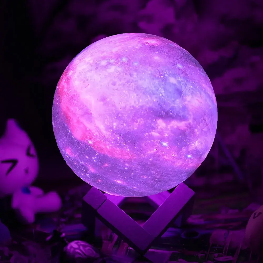 Lampa de veghe in forma de luna cu stele 3D Moon Light, alimentare baterii, stand din lemn inclus, 10 cm (4)
