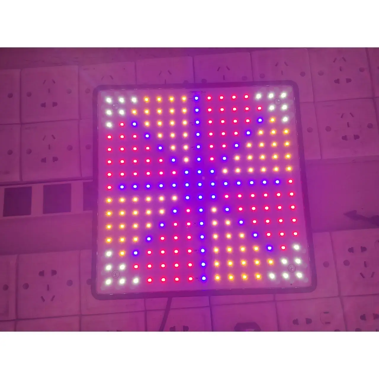 Lampa LED 15W, pentru cresterea plantelor in interior, material ABS, cu agatatoare, 25 x 25 cm, multicolor