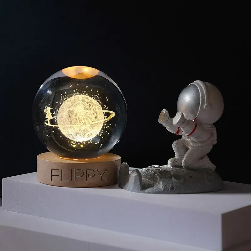 Lampa LED Decorativa, cu Bila de Cristal cu Diametru 6cm, Model Cer Instelat 3D, Alimentare USB, Suport din Lemn, Lumina Alb Cald (5)