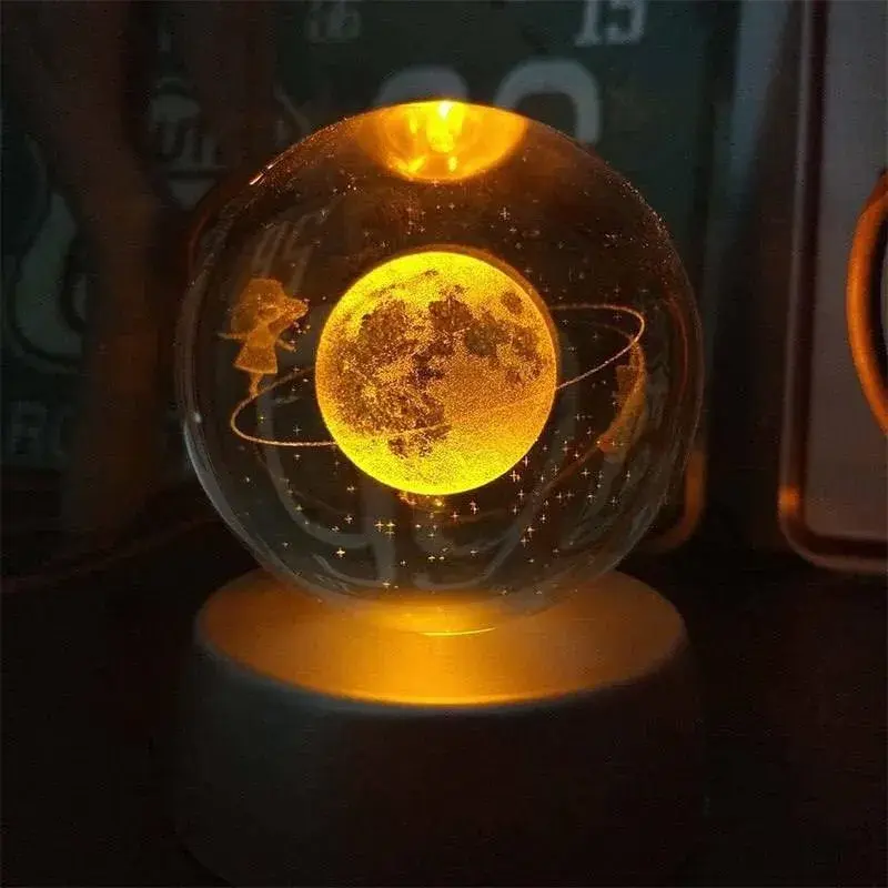 Lampa LED Decorativa, cu Bila de Cristal cu Diametru 6cm, Model Cer Instelat 3D, Alimentare USB, Suport din Lemn, Lumina Alb Cald (8)