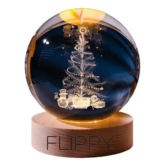 Lampa LED Decorativa, cu Bila de Cristal cu Diametru 6cm, Model Brad de Craciun 3D, Alimentare USB, Suport din Lemn, Lumina Alb Cald
