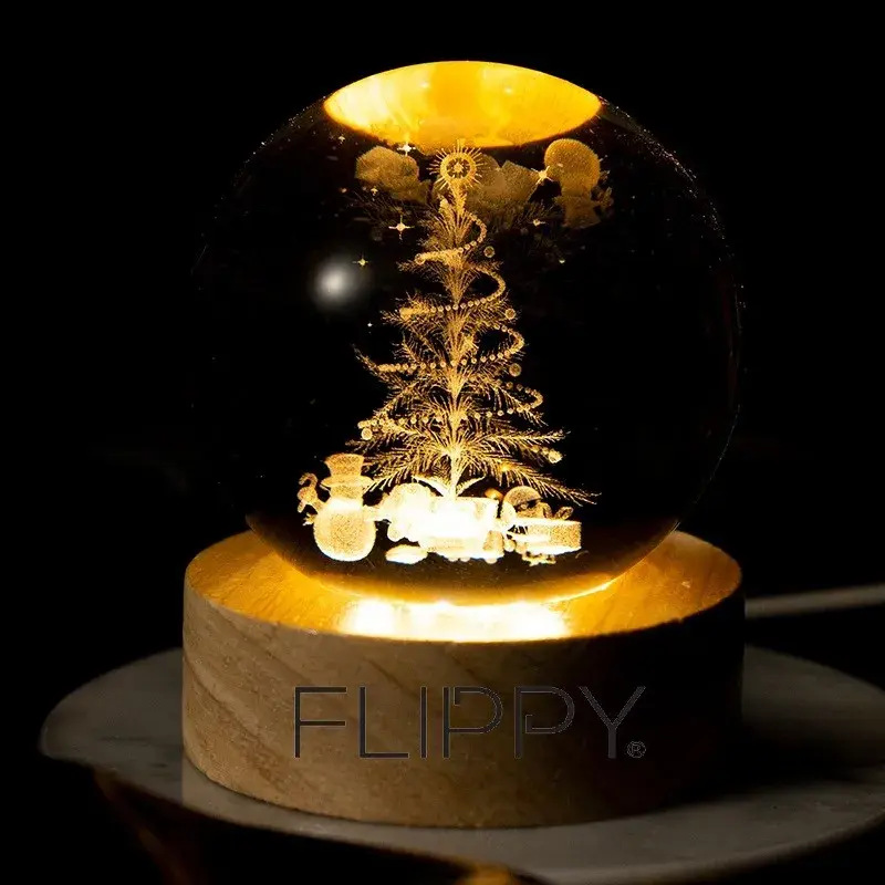 Lampa LED Decorativa, cu Bila de Cristal cu Diametru 6cm, Model Brad de Craciun 3D, Alimentare USB, Suport din Lemn, Lumina Alb Cald (2)