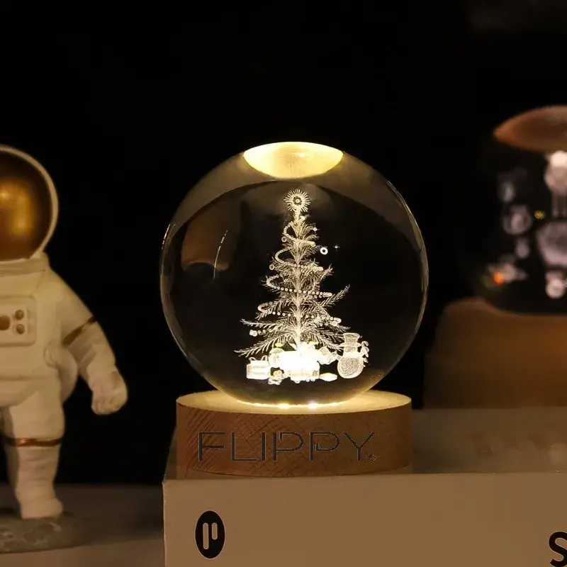 Lampa LED Decorativa, cu Bila de Cristal cu Diametru 6cm, Model Brad de Craciun 3D, Alimentare USB, Suport din Lemn, Lumina Alb Cald (4)