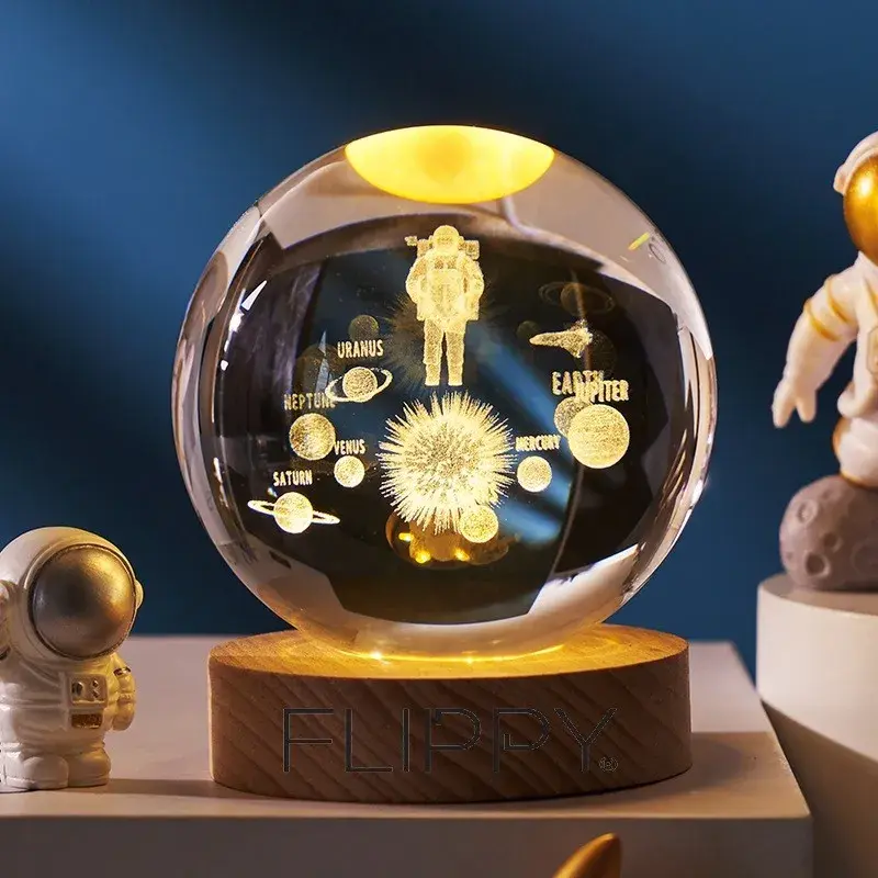 Lampa LED Decorativa, cu Bila de Cristal cu Diametru 6cm, Model Astronaut in Galaxie 3D, Alimentare USB, Suport din Lemn, Lumina Alb Cald (3)