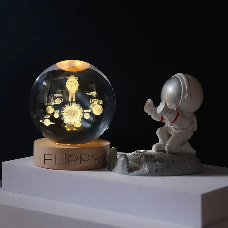 Lampa LED Decorativa, cu Bila de Cristal cu Diametru 6cm, Model Astronaut in Galaxie 3D, Alimentare USB, Suport din Lemn, Lumina Alb Cald (5)