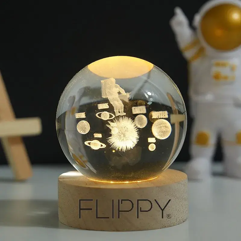 Lampa LED Decorativa, cu Bila de Cristal cu Diametru 6cm, Model Astronaut in Galaxie 3D, Alimentare USB, Suport din Lemn, Lumina Alb Cald (7)