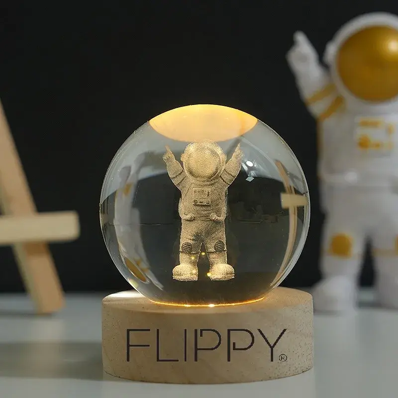 Lampa LED Decorativa, cu Bila de Cristal cu Diametru 6cm, Model Astronaut 3D, Alimentare USB, Suport din Lemn, Lumina Alb Cald (2)