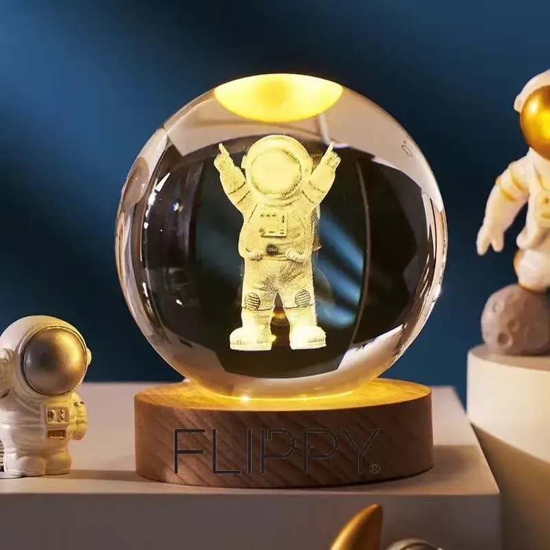 Lampa LED Decorativa, cu Bila de Cristal cu Diametru 6cm, Model Astronaut 3D, Alimentare USB, Suport din Lemn, Lumina Alb Cald (3)