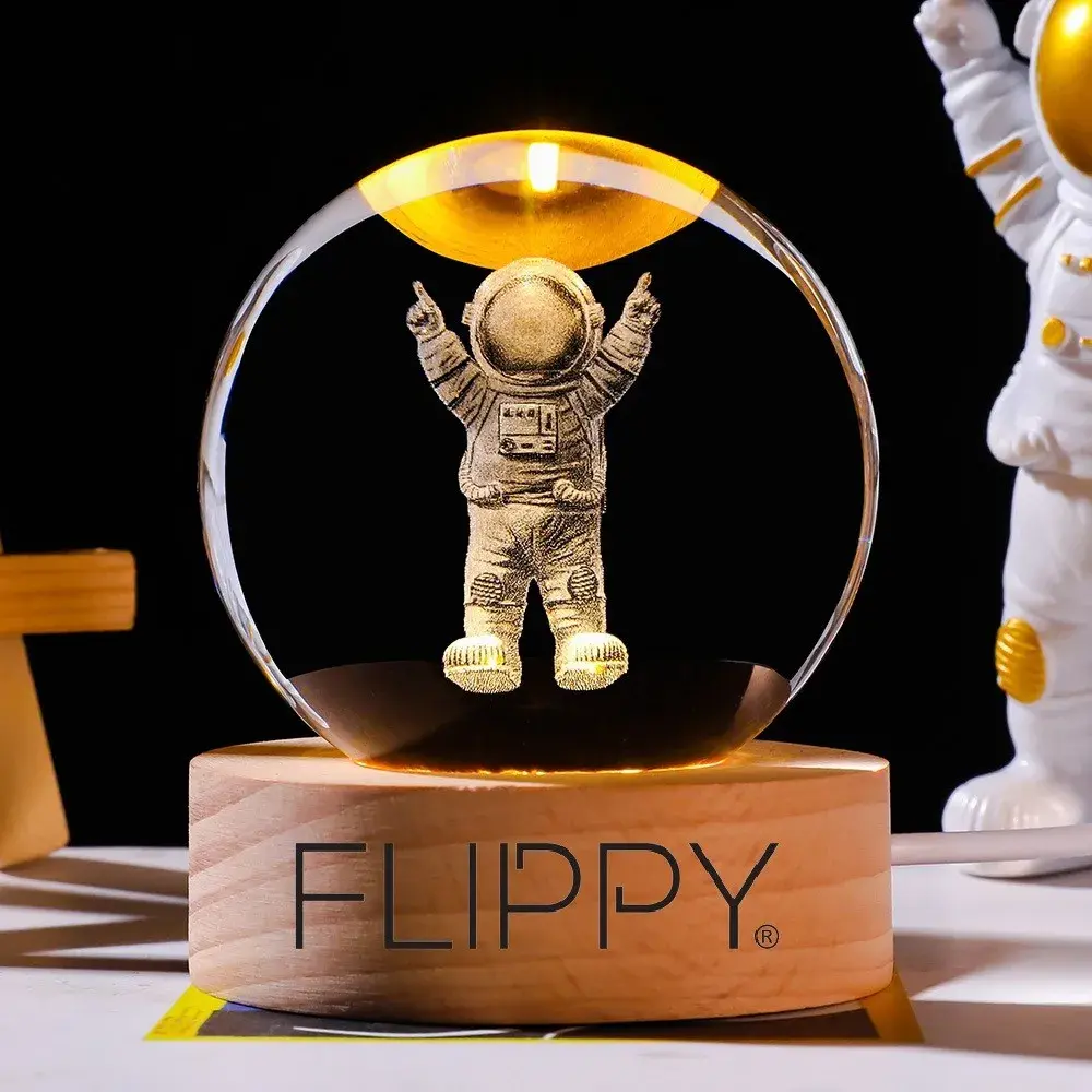 Lampa LED Decorativa, cu Bila de Cristal cu Diametru 6cm, Model Astronaut 3D, Alimentare USB, Suport din Lemn, Lumina Alb Cald (4)