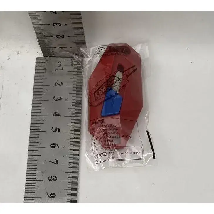 Cutter pentru Cutii, Varf Rotunjit si Zimtat, Tip Breloc, 6.5x3.5 cm, Rosu (3)