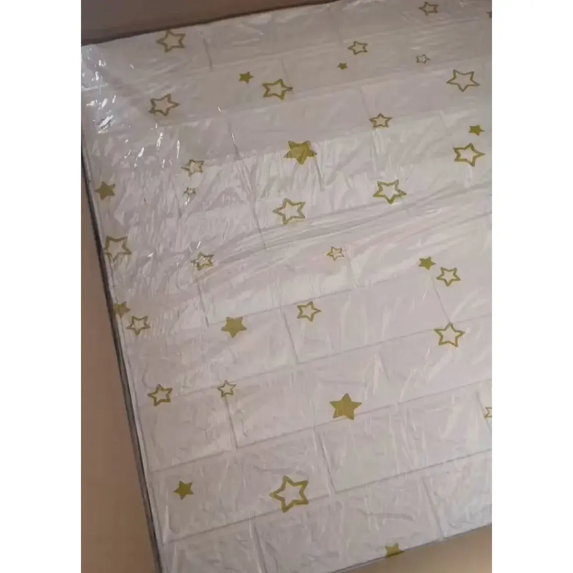 Set 10 Placi de Tapet, Autoadezive, 70 x 77 cm, Suprafata Acoperita 5.3 mp, din PVC, Model Stelute Aurii, Alb (2)