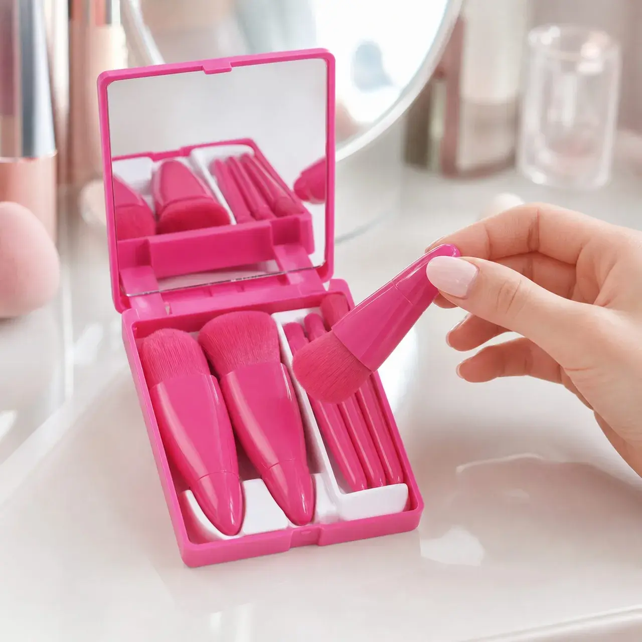 Set 5 Mini Pensule de Machiaj, Portabile, in Carcasa cu Oglinda, din Par Sintetic Moale, 12x7x2.5 cm (3)