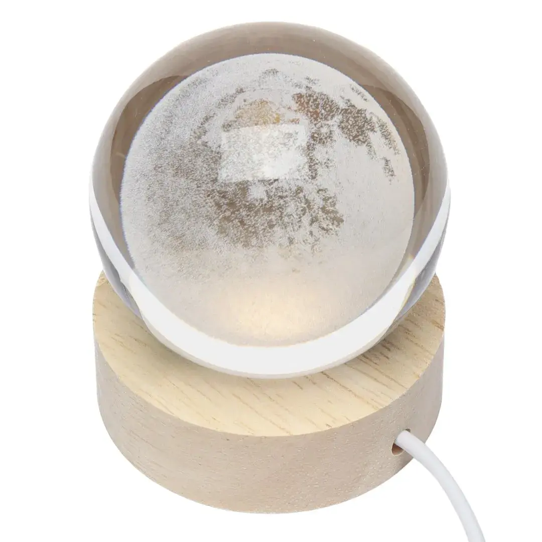 Lampa LED Decorativa, cu Bila de Cristal cu Diametru 6cm, Model Luna 3D, Alimentare USB, Suport din Lemn, Lumina Alb Cald