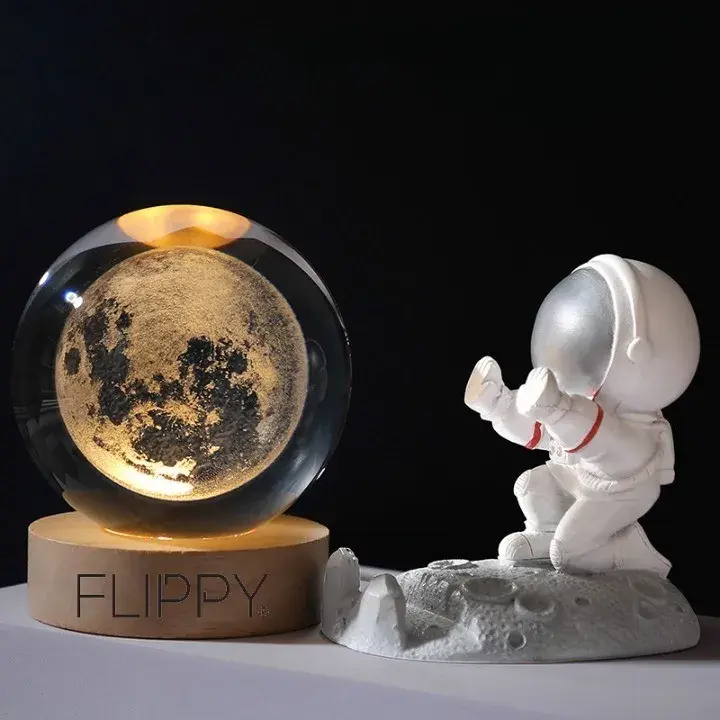 Lampa LED Decorativa, cu Bila de Cristal cu Diametru 6cm, Model Luna 3D, Alimentare USB, Suport din Lemn, Lumina Alb Cald (2)
