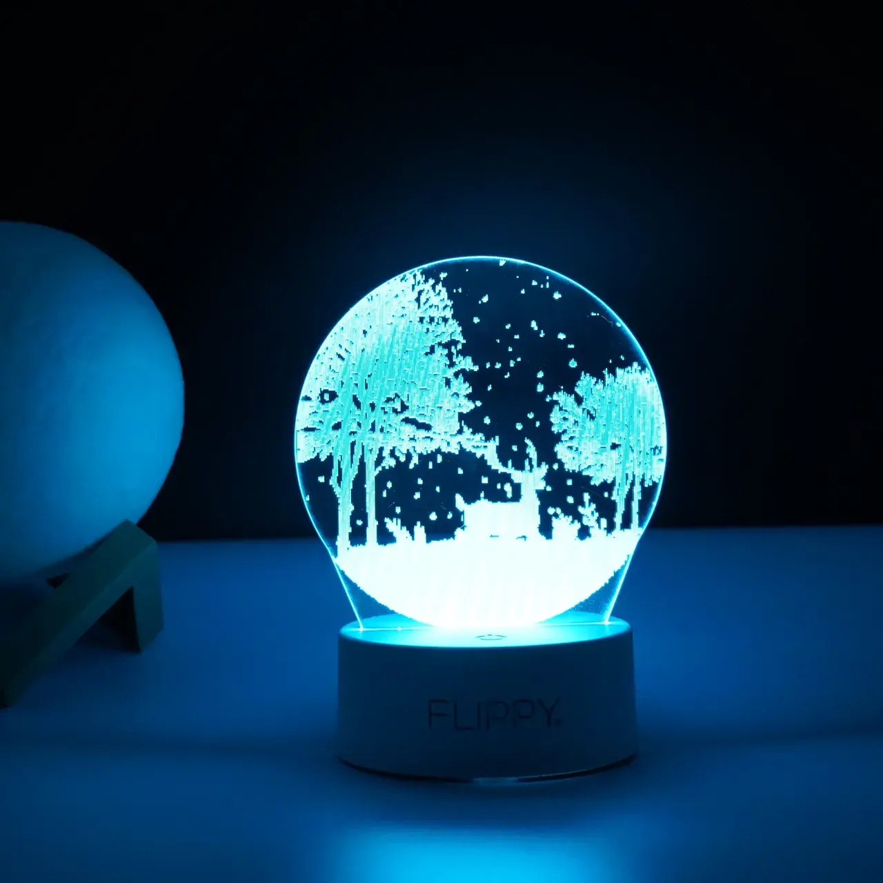 Lampa LED decorativa, 3D, Peisaj de iarna, cu telecomanda, doua moduri de alimentare USB si baterii, 20 cm inaltime, din material acril si lumina multicolora, alb (3)