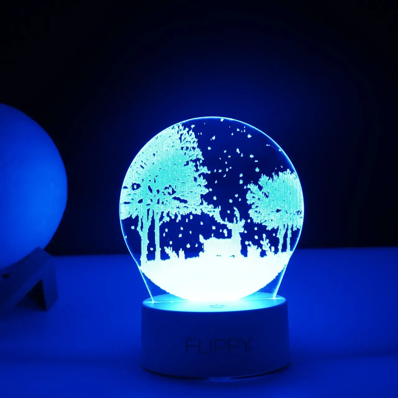 Lampa LED decorativa, 3D, Peisaj de iarna, cu telecomanda, doua moduri de alimentare USB si baterii, 20 cm inaltime, din material acril si lumina multicolora, alb (4)