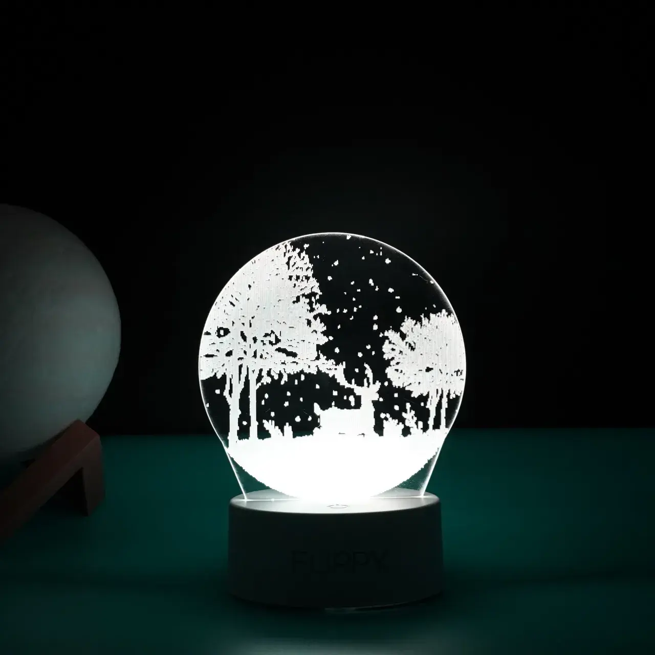 Lampa LED decorativa, 3D, Peisaj de iarna, cu telecomanda, doua moduri de alimentare USB si baterii, 20 cm inaltime, din material acril si lumina multicolora, alb (5)