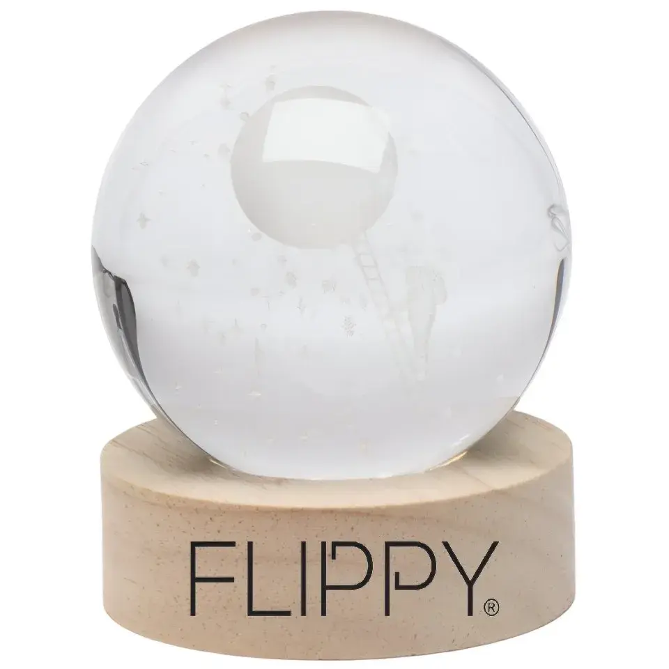 Lampa LED Decorativa, cu Bila de Cristal cu Diametru 6cm, Model Astronaut pe Scara catre Luna 3D, Alimentare USB, Suport din Lemn, Lumina Alb