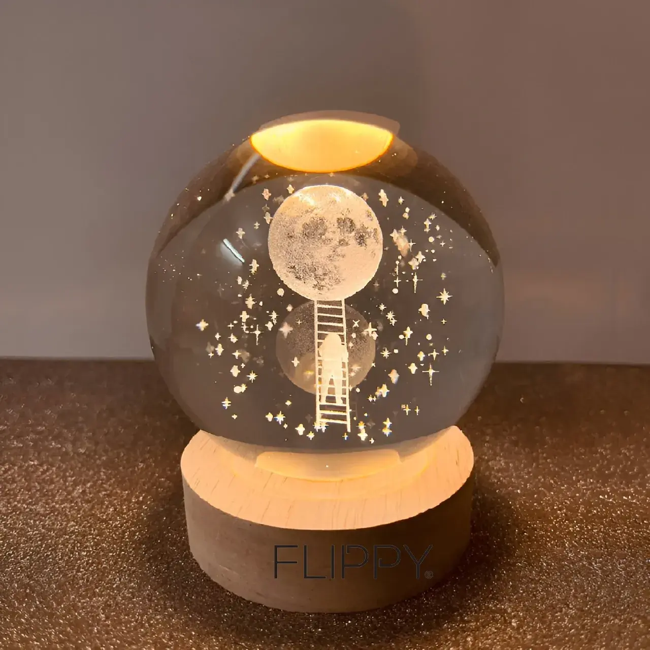 Lampa LED Decorativa, cu Bila de Cristal cu Diametru 6cm, Model Astronaut pe Scara catre Luna 3D, Alimentare USB, Suport din Lemn, Lumina Alb (2)