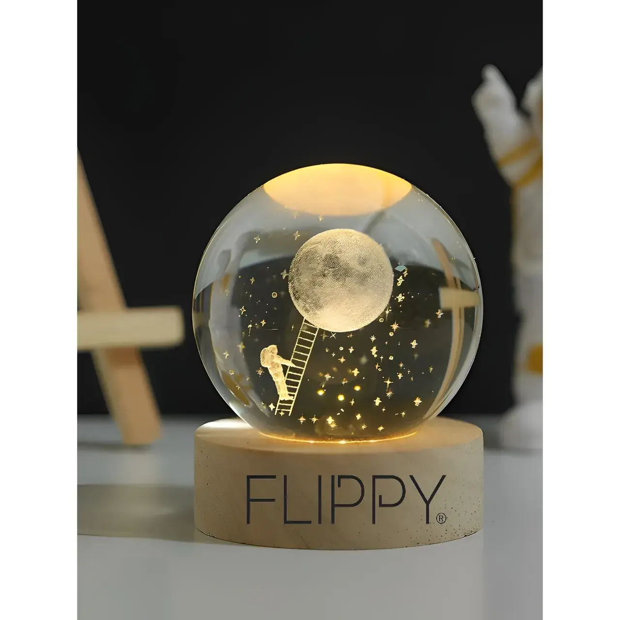 Lampa LED Decorativa, cu Bila de Cristal cu Diametru 6cm, Model Astronaut pe Scara catre Luna 3D, Alimentare USB, Suport din Lemn, Lumina Alb (3)