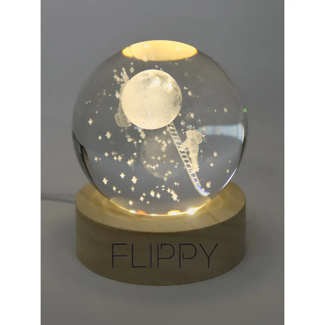 Lampa LED Decorativa, cu Bila de Cristal cu Diametru 6cm, Model Astronaut pe Scara catre Luna 3D, Alimentare USB, Suport din Lemn, Lumina Alb (4)