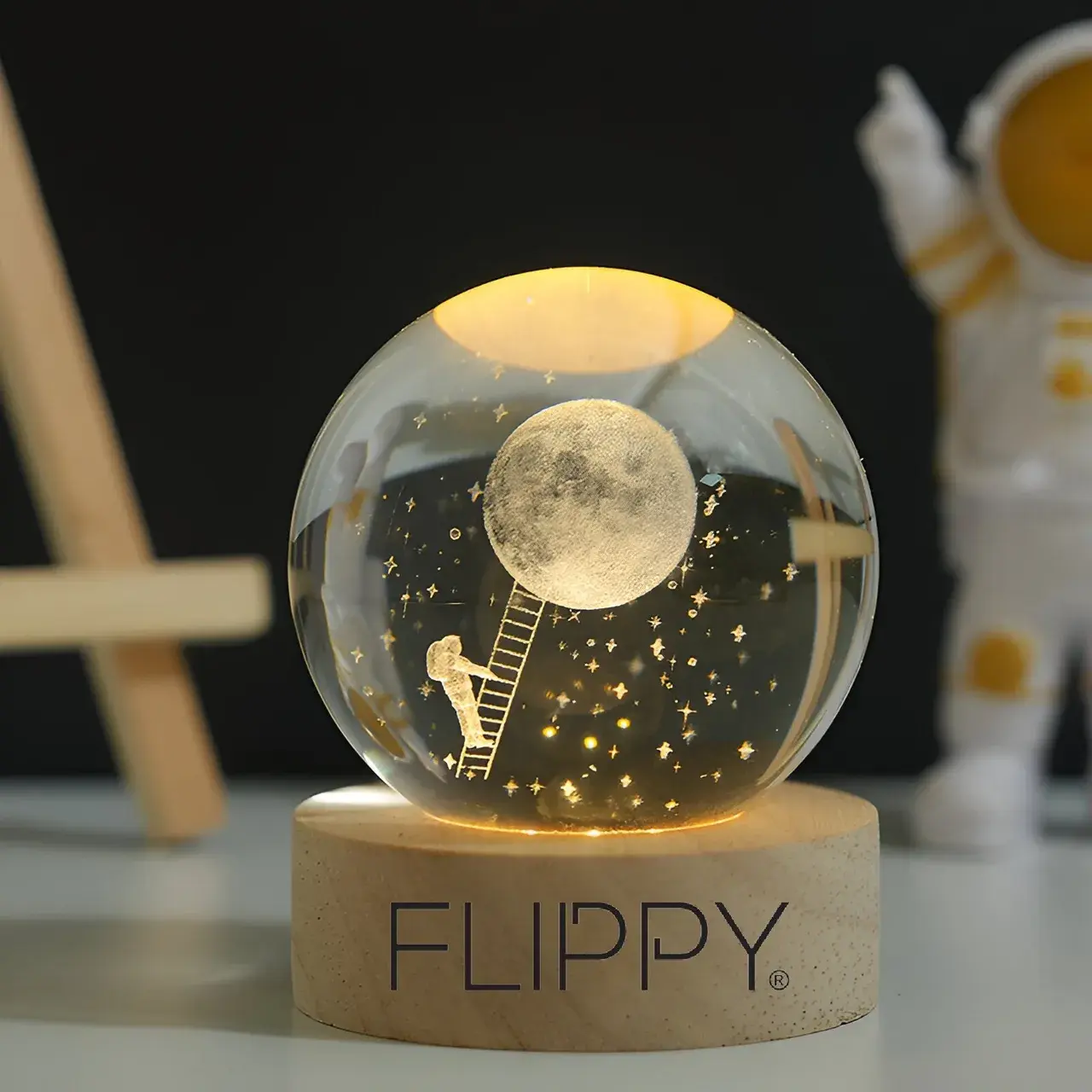 Lampa LED Decorativa, cu Bila de Cristal cu Diametru 6cm, Model Astronaut pe Scara catre Luna 3D, Alimentare USB, Suport din Lemn, Lumina Alb (6)
