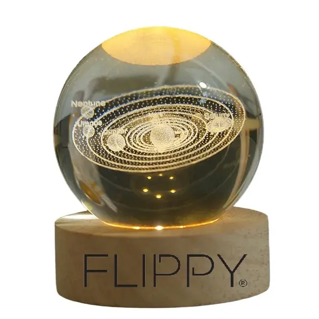 Lampa LED Decorativa, cu Bila de Cristal cu Diametru 6cm, Model Sistemul Solar 3D, Alimentare USB, Suport din Lemn, Lumina Alb Cald