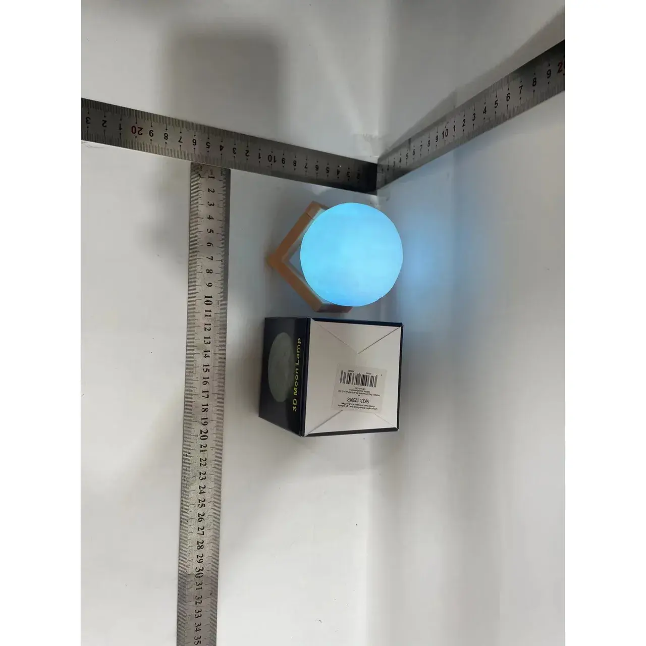 Lampa de veghe in forma de luna 3D Moon Light Multicolor, alimentare baterii, stand plastic inclus, 8 cm (7)