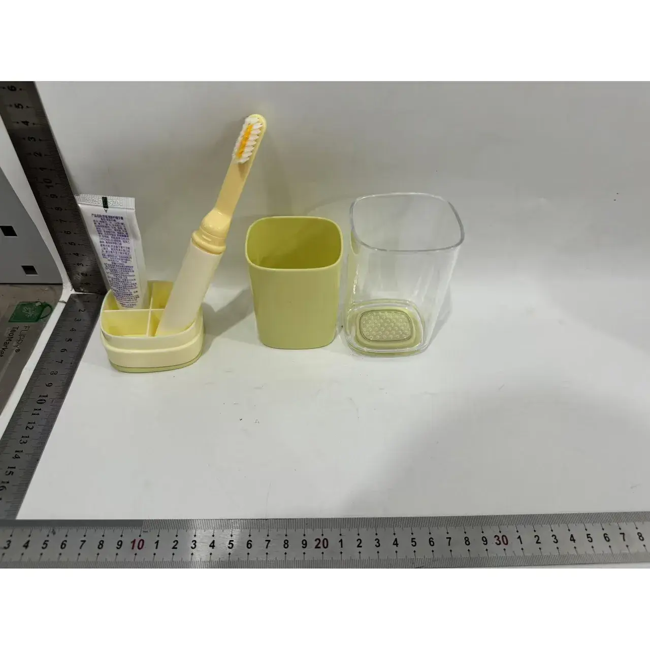 Suport Multifunctional pentru Voiaj, cu Functii de Depozitare si Suport Articole Igiena Dentara, 13 x 6.8 x 6 cm, 300 ml, Galbena (2)