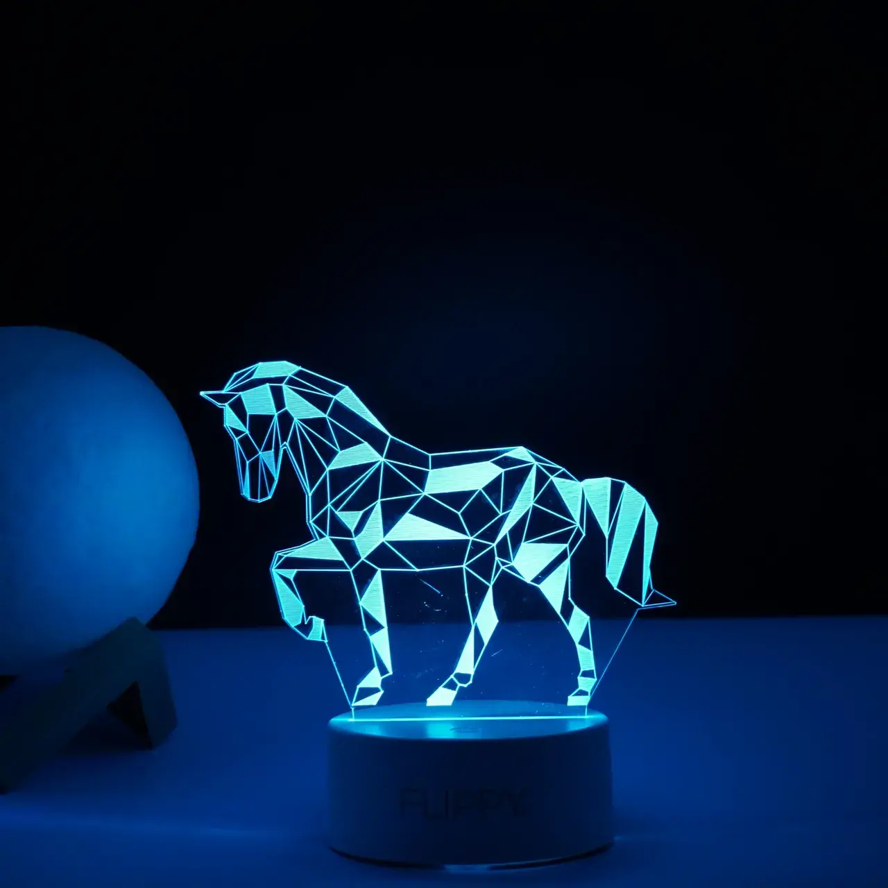 Lampa LED decorativa, 3D, Cal, cu telecomanda, doua moduri de alimentare USB si baterii, 20 cm inaltime, din material acril si lumina multicolora, alb (4)