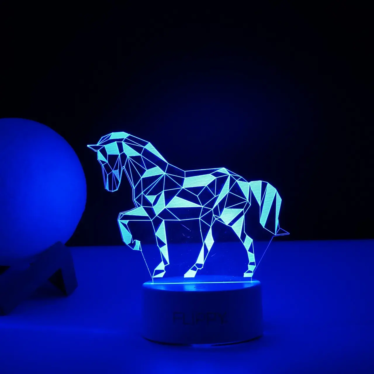 Lampa LED decorativa, 3D, Cal, cu telecomanda, doua moduri de alimentare USB si baterii, 20 cm inaltime, din material acril si lumina multicolora, alb (5)