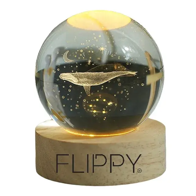 Lampa LED Decorativa, cu Bila de Cristal cu Diametru 6cm, Model Balena 3D, Alimentare USB, Suport din Lemn, Lumina Alb Cald