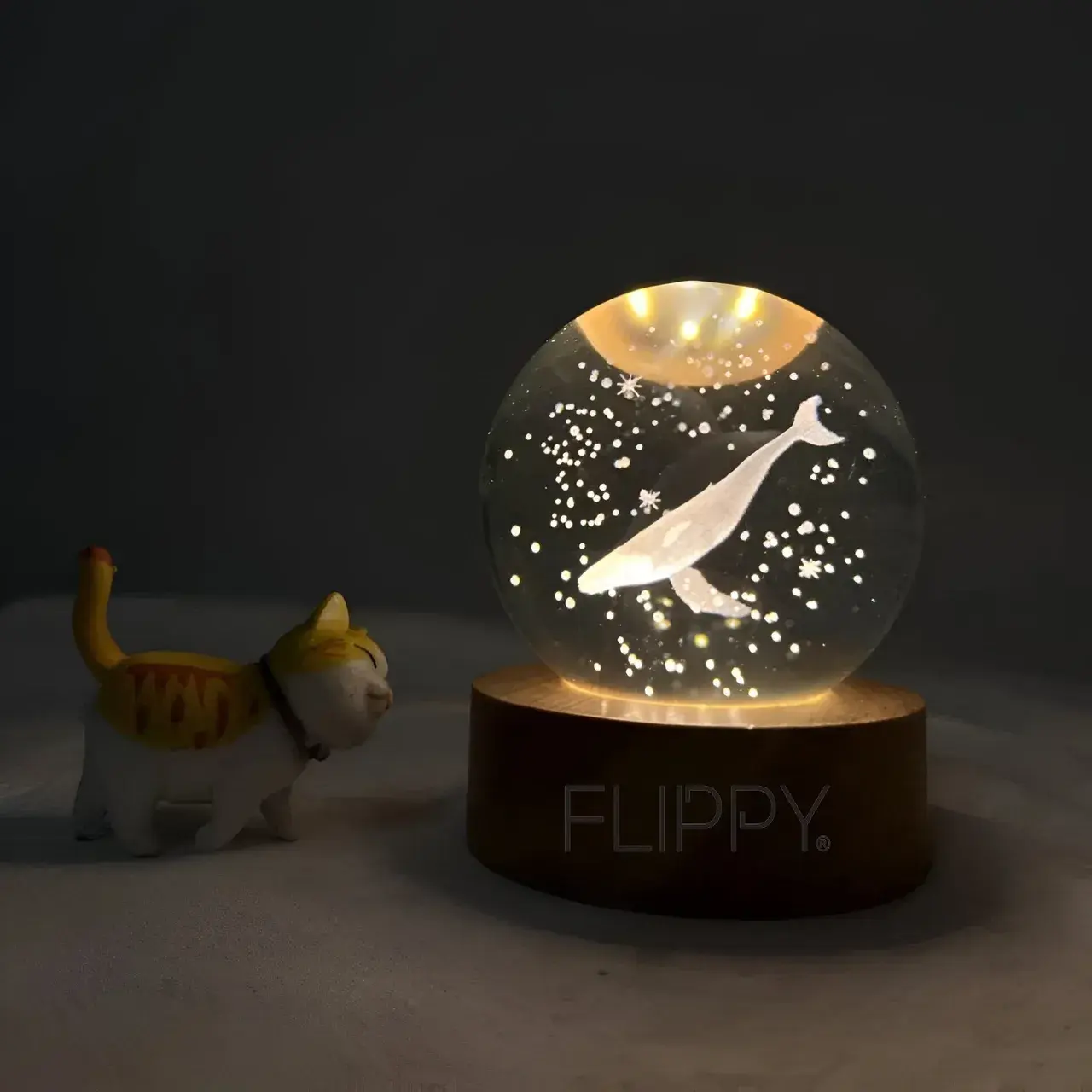 Lampa LED Decorativa, cu Bila de Cristal cu Diametru 6cm, Model Balena 3D, Alimentare USB, Suport din Lemn, Lumina Alb Cald (2)